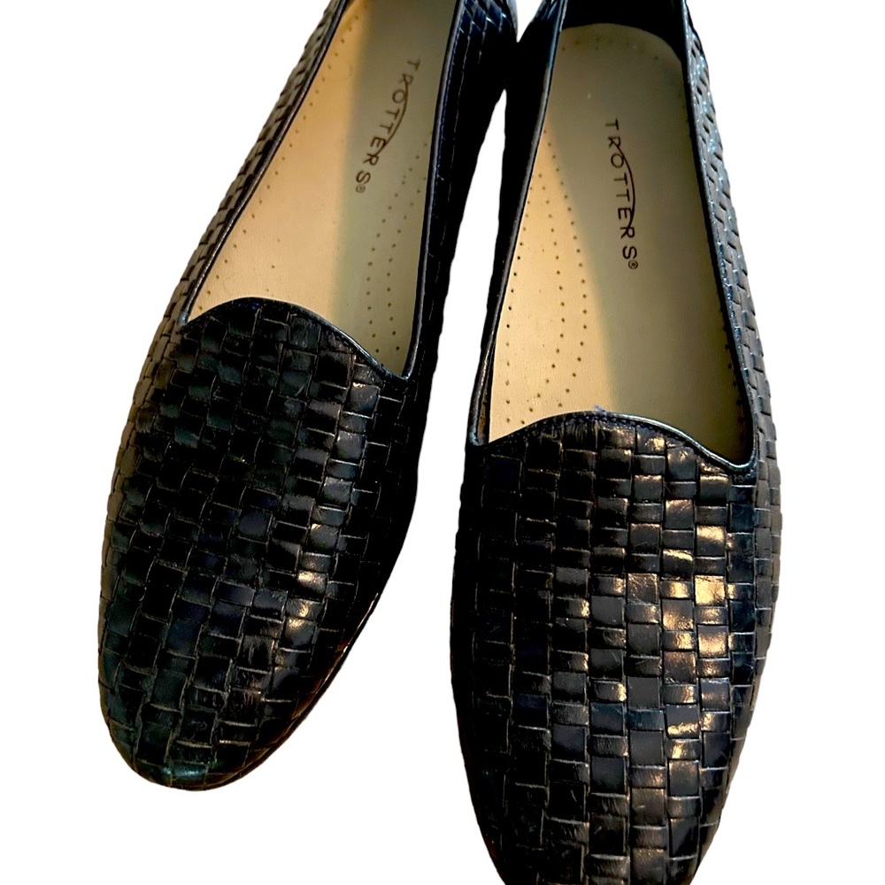 Woven leather flats size 9 1/2 N . these run short in length.